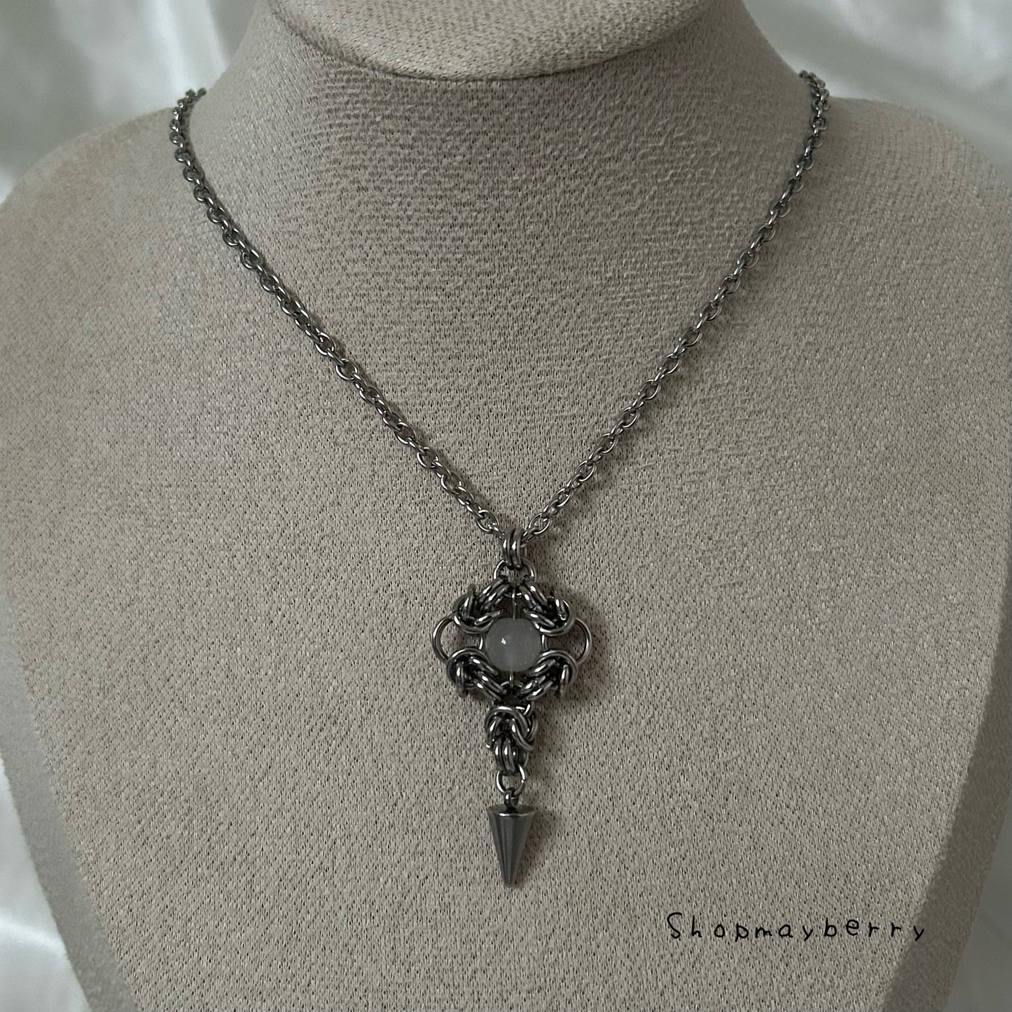 Ava pendant